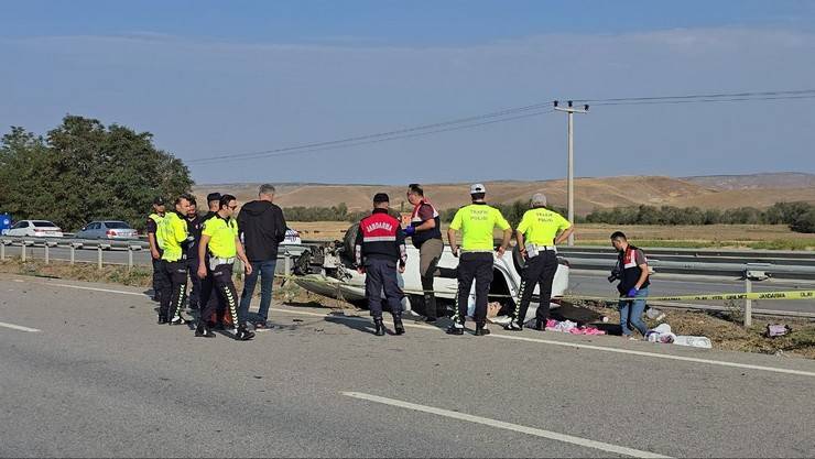 Trafik kazasında polis çift hayatını kaybetti, 2 çocukları yaralandı 3