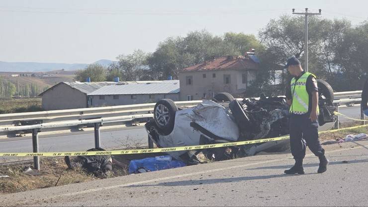 Trafik kazasında polis çift hayatını kaybetti, 2 çocukları yaralandı 4