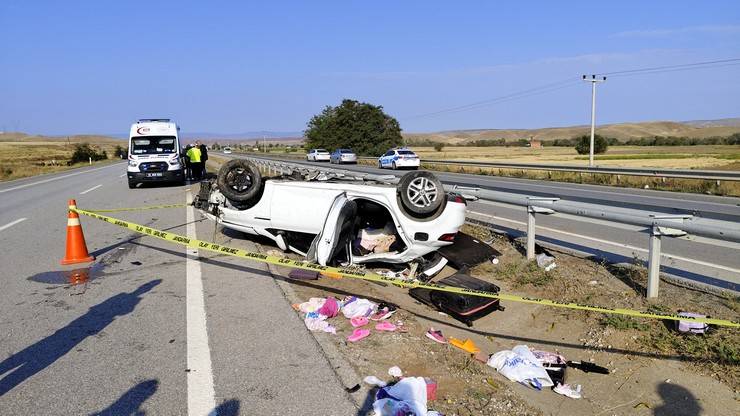 Trafik kazasında polis çift hayatını kaybetti, 2 çocukları yaralandı 6