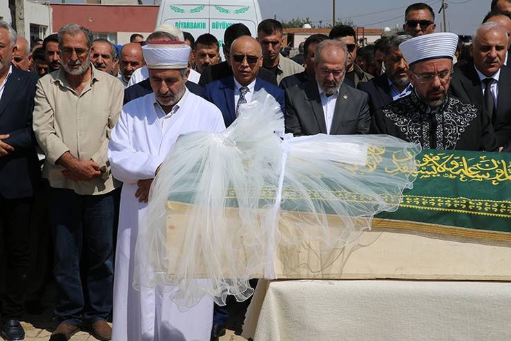 Diyarbakır'da ölü bulunan Narin Güran son yolculuğuna uğurlandı 1