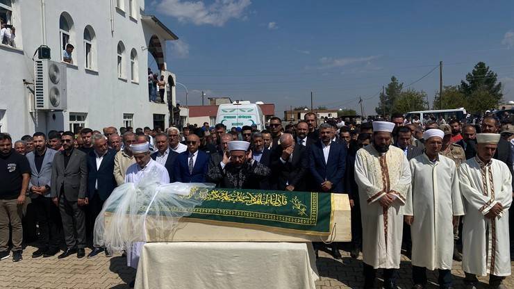 Diyarbakır'da ölü bulunan Narin Güran son yolculuğuna uğurlandı 11