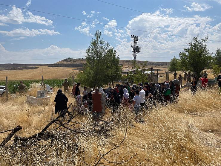 Diyarbakır'da ölü bulunan Narin Güran son yolculuğuna uğurlandı 13