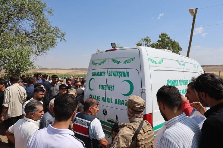 Diyarbakır'da ölü bulunan Narin Güran son yolculuğuna uğurlandı 15