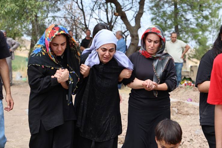 Diyarbakır'da ölü bulunan Narin Güran son yolculuğuna uğurlandı 16