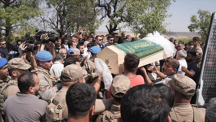 Diyarbakır'da ölü bulunan Narin Güran son yolculuğuna uğurlandı 19