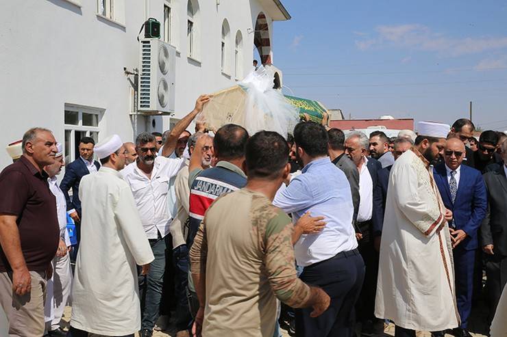 Diyarbakır'da ölü bulunan Narin Güran son yolculuğuna uğurlandı 2