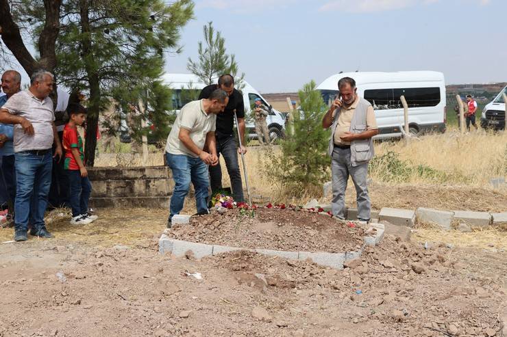 Diyarbakır'da ölü bulunan Narin Güran son yolculuğuna uğurlandı 21