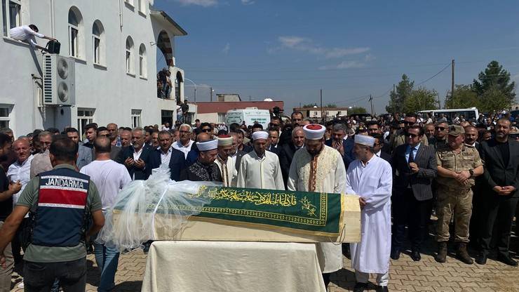 Diyarbakır'da ölü bulunan Narin Güran son yolculuğuna uğurlandı 3