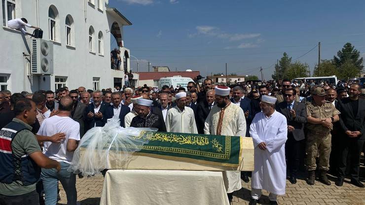 Diyarbakır'da ölü bulunan Narin Güran son yolculuğuna uğurlandı 4