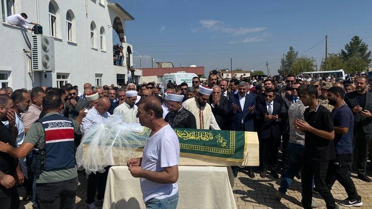 Diyarbakır'da ölü bulunan Narin Güran son yolculuğuna uğurlandı 5