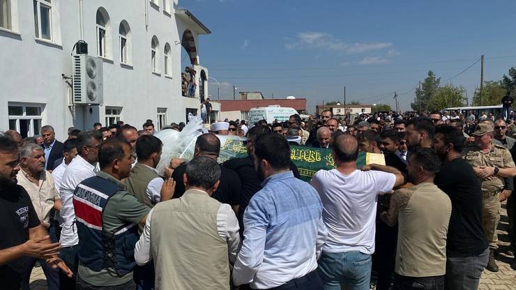 Diyarbakır'da ölü bulunan Narin Güran son yolculuğuna uğurlandı 8