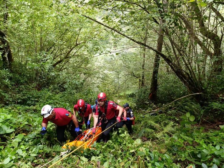 Rize'de uçuruma yuvarlanan kamyonetin sürücüsü öldü 4