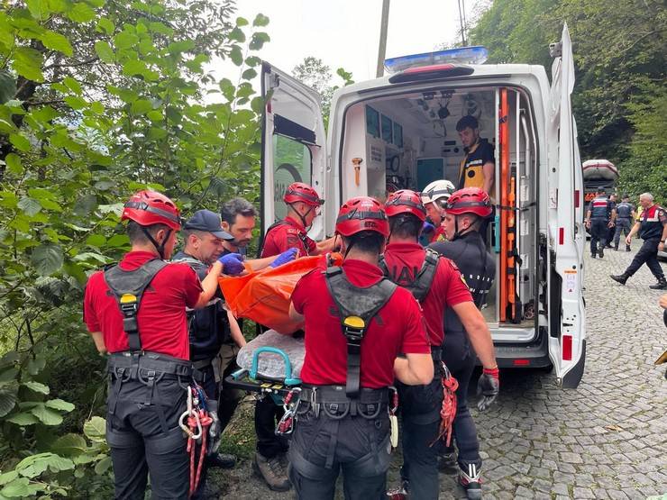 Rize'de uçuruma yuvarlanan kamyonetin sürücüsü öldü 5