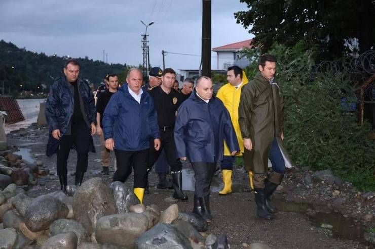 Kuvvetli yağışta çay tarlasında mahsur kalan kadın kurtarıldı 15