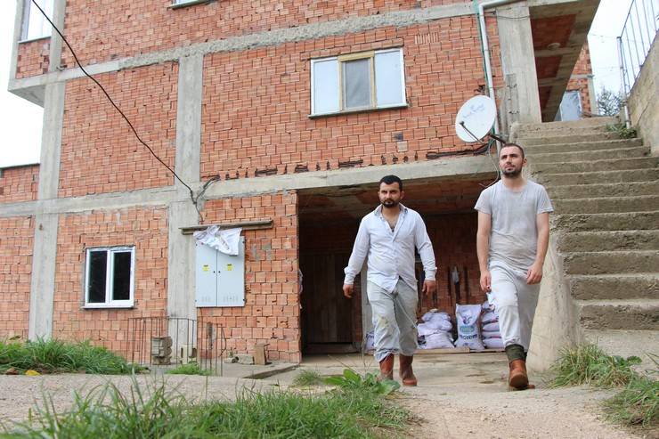 İneklerini 4 Katlı Apartmanda Bakıyor 11