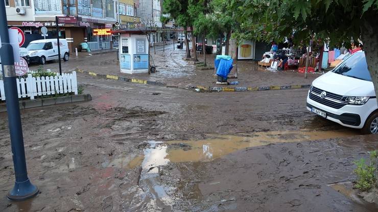 Sel suları çekildi, Araklı çamur deryasına döndü 1