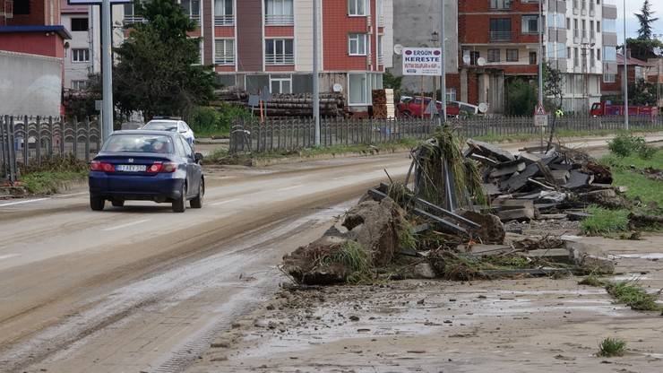 Sel suları çekildi, Araklı çamur deryasına döndü 11