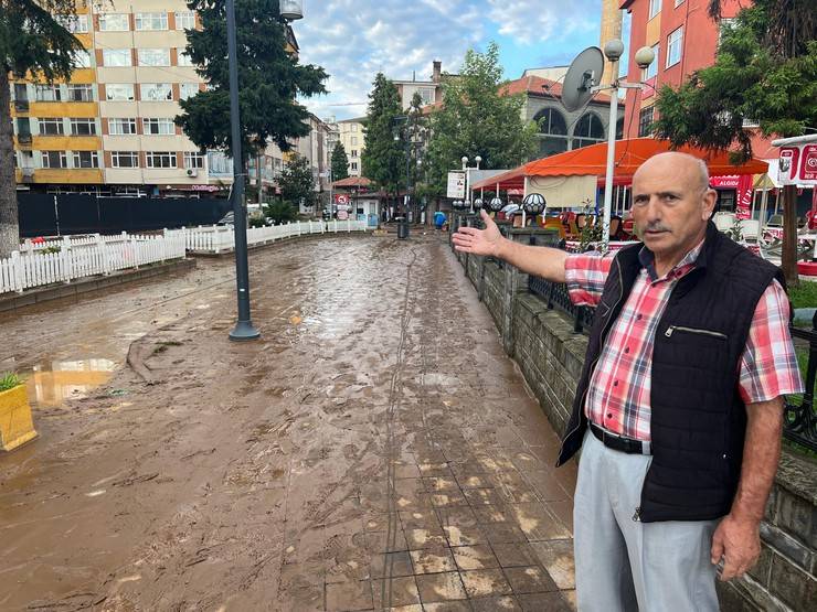 Sel suları çekildi, Araklı çamur deryasına döndü 12