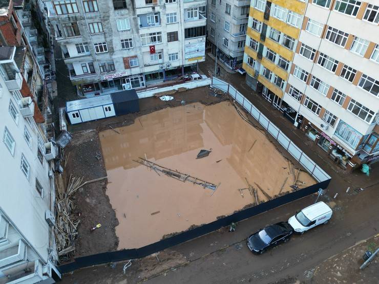 Sel suları çekildi, Araklı çamur deryasına döndü 13