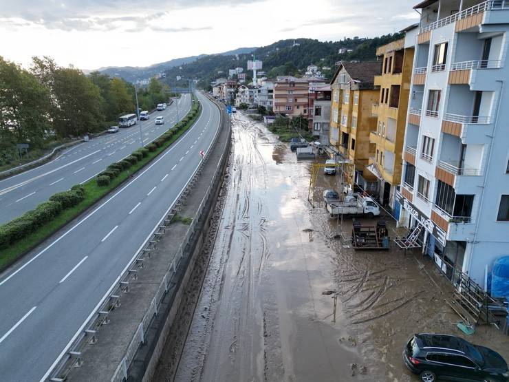 Sel suları çekildi, Araklı çamur deryasına döndü 14