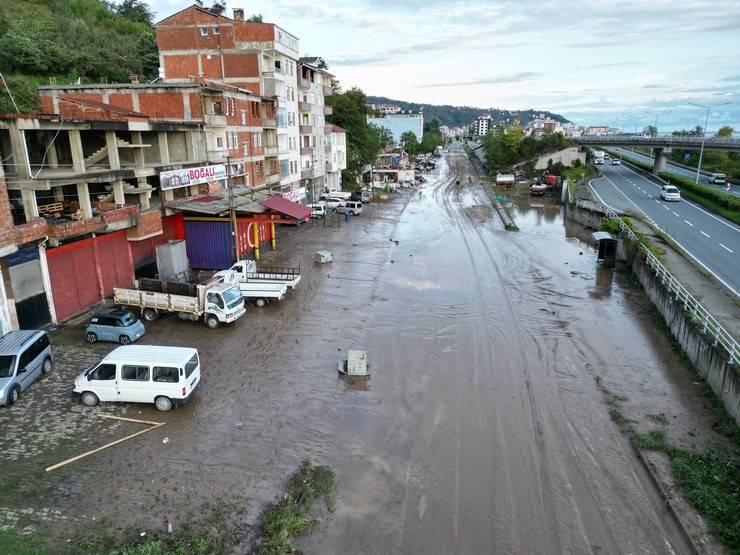 Sel suları çekildi, Araklı çamur deryasına döndü 15