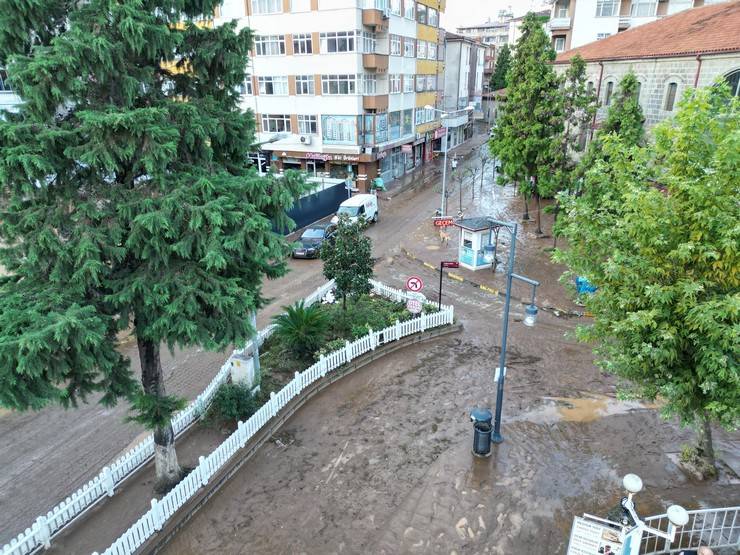 Sel suları çekildi, Araklı çamur deryasına döndü 16