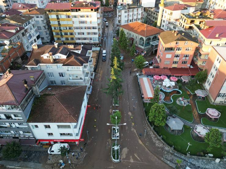 Sel suları çekildi, Araklı çamur deryasına döndü 17