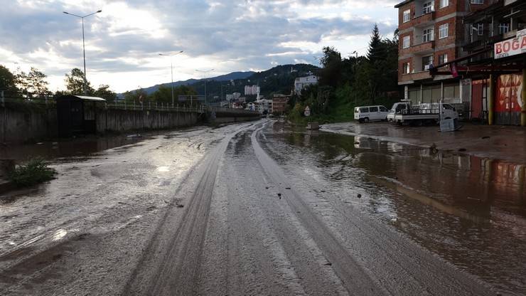 Sel suları çekildi, Araklı çamur deryasına döndü 4