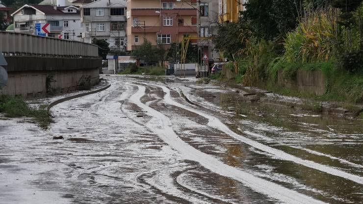 Sel suları çekildi, Araklı çamur deryasına döndü 5