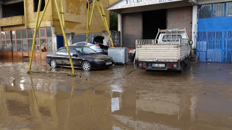 Sel suları çekildi, Araklı çamur deryasına döndü 7