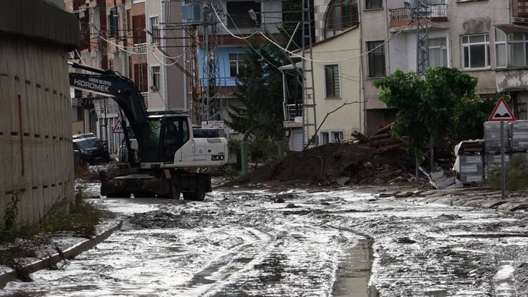 Sel suları çekildi, Araklı çamur deryasına döndü 8