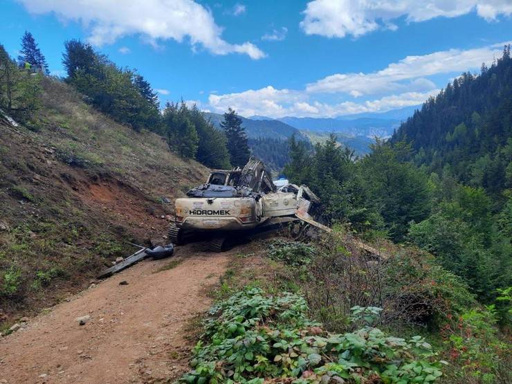 Artvin’de iş makinesi yüklü kamyon uçuruma yuvarlandı: 2 ölü 1