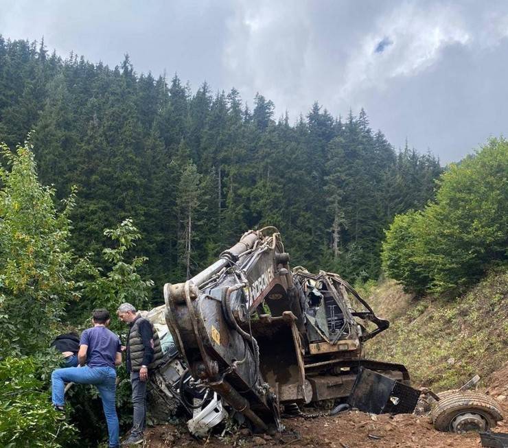 Artvin’de iş makinesi yüklü kamyon uçuruma yuvarlandı: 2 ölü 7