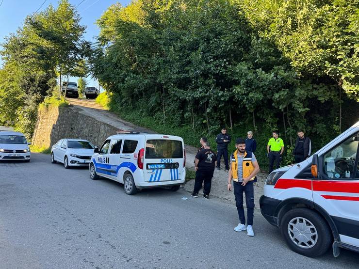 Rize'de babasını bıçakla öldürdü, annesini yaraladı 4