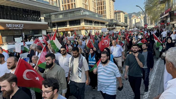 Rize’de “Direnişin Simgesi Gazze Yürüyüşü” sloganıyla Filistin'e destek yürüyüşü düzenlendi 15