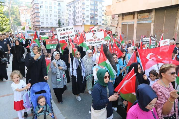 Rize’de “Direnişin Simgesi Gazze Yürüyüşü” sloganıyla Filistin'e destek yürüyüşü düzenlendi 16