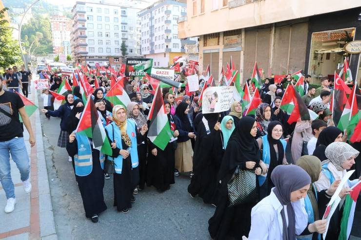 Rize’de “Direnişin Simgesi Gazze Yürüyüşü” sloganıyla Filistin'e destek yürüyüşü düzenlendi 17