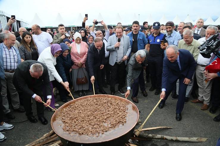 Rize’de 4. Gastronomi Günleri Coşkusu: Rize'nin Kalbi Gündüz Lezzetlerle, Akşam Konserlerle Attı! 7