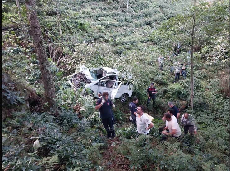 Rize'de araç çay bahçesine yuvarlandı 1 ölü, 1 yaralı 1