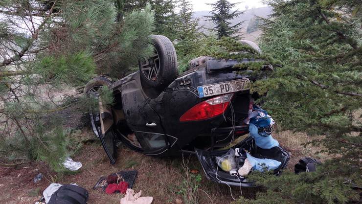 Rize'ye cenazeye gelenlerin bulunduğu otomobil takla attı: 3 yaralı 1