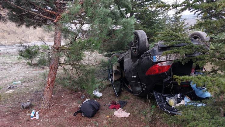 Rize'ye cenazeye gelenlerin bulunduğu otomobil takla attı: 3 yaralı 2