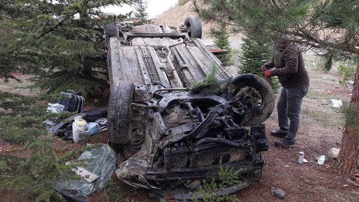 Rize'ye cenazeye gelenlerin bulunduğu otomobil takla attı: 3 yaralı 6