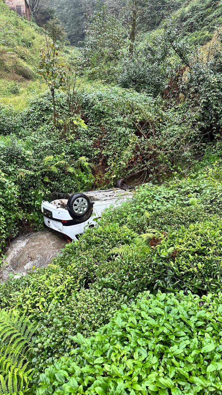 Rize’de dereye yuvarlanan aracın sürücüsü yaralandı 1