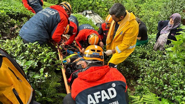 Rize’de dereye yuvarlanan aracın sürücüsü yaralandı 10