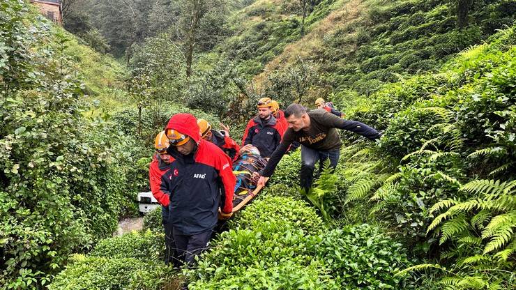 Rize’de dereye yuvarlanan aracın sürücüsü yaralandı 11