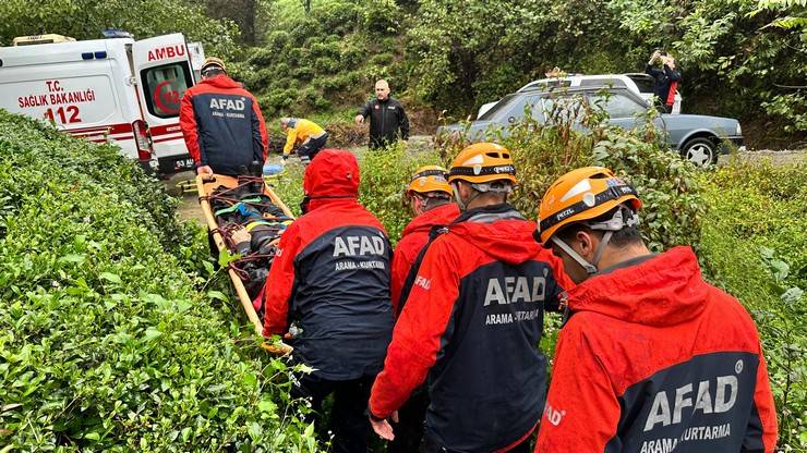 Rize’de dereye yuvarlanan aracın sürücüsü yaralandı 12