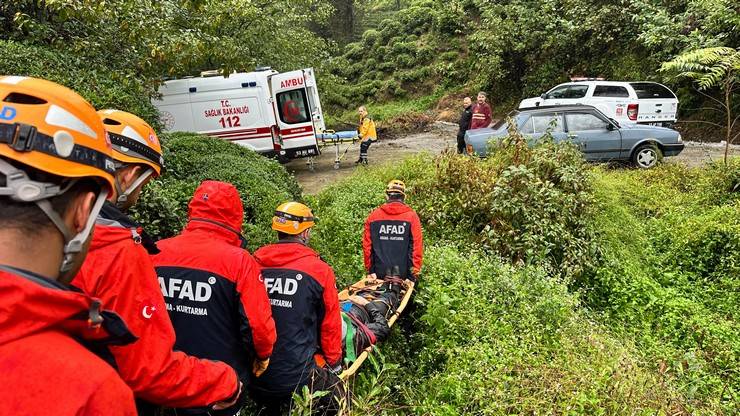 Rize’de dereye yuvarlanan aracın sürücüsü yaralandı 13