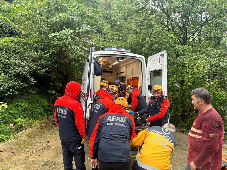 Rize’de dereye yuvarlanan aracın sürücüsü yaralandı 16