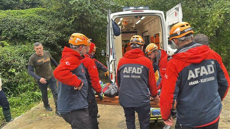 Rize’de dereye yuvarlanan aracın sürücüsü yaralandı 17