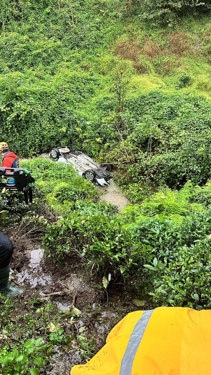 Rize’de dereye yuvarlanan aracın sürücüsü yaralandı 2